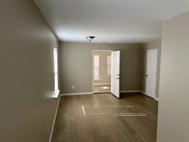 Building Photo - 3 bed 1 bath home located, recently update...