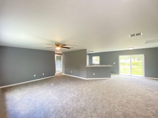 Foto del edificio - Beautiful Newer  Home - 3/2/2 **WON"T LAST**