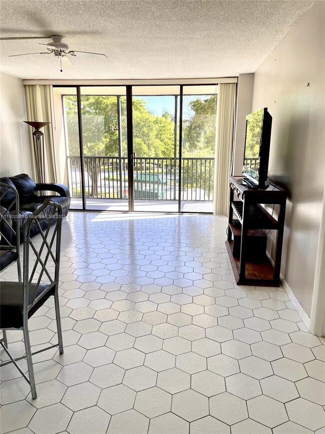 Building Photo - 3301 N Country Club Dr