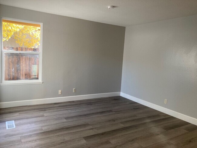 Foto del edificio - Cute 3 Bedroom Townhome close to UNR