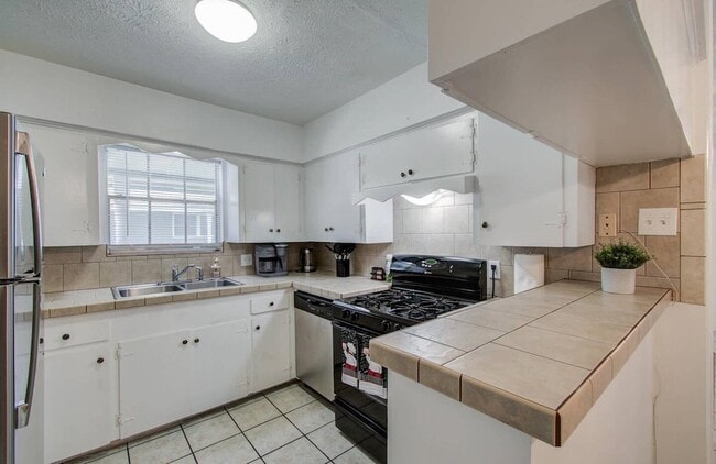 Foto del edificio - 5542 Holly St