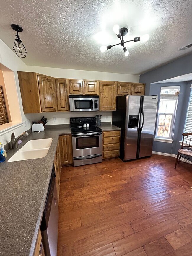 Foto del edificio - 3 Bedroom 2 Bathroom Townhouse in Midway U...