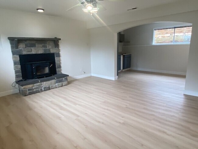 Foto del edificio - $4250 Large 2 story split entry 4BDR,2BA S...