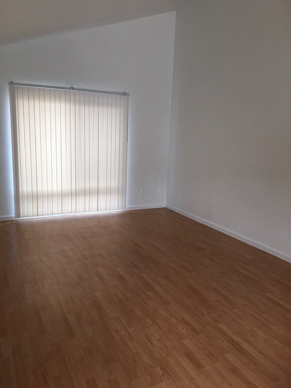 Building Photo - Cozy 2 Bedroom 1 Bath Duplex
