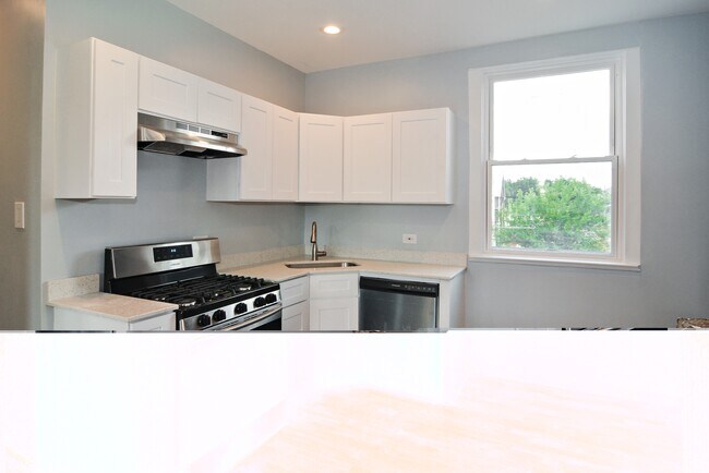 Building Photo - 3557 W Wrightwood Ave
