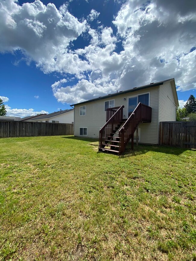 Building Photo - Newly remodeled 4 Bedroom in CDA Place