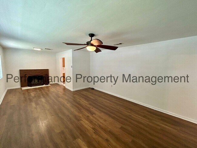 Foto del edificio - Cute 3 Bed/1 Bath SW Bakersfield Home w RB...