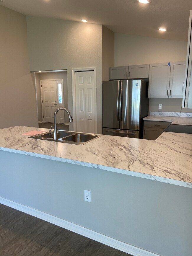 Building Photo - 372 Cascara Ln