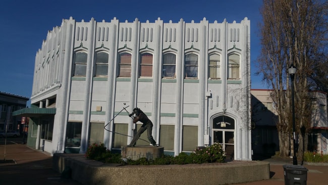 Building Photo - 105 E 5th St