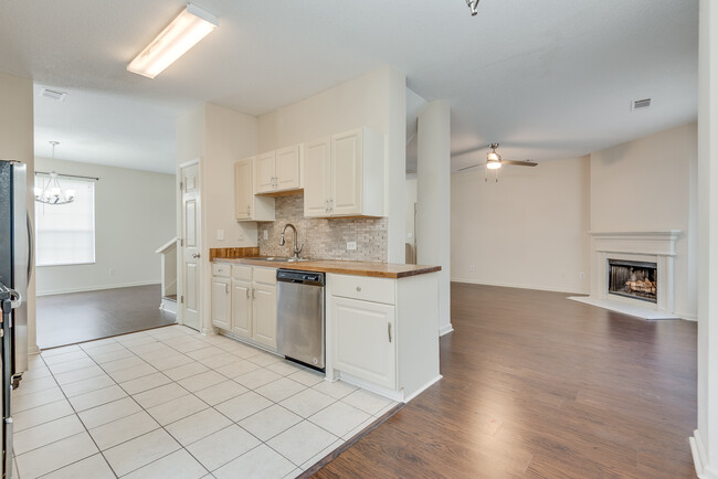 Foto del edificio - 6514 Lake Mill Ct