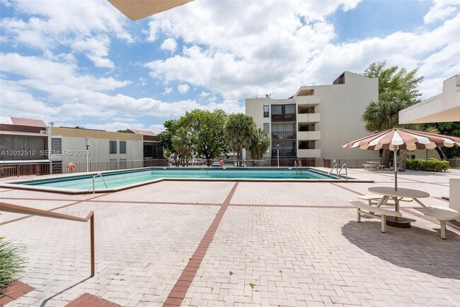 Building Photo - 8870 Fontainebleau Blvd