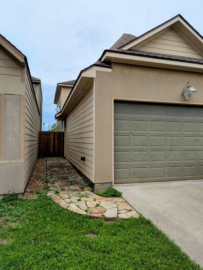 Building Photo - Luxury & Convenience Awaits in Mirimar!