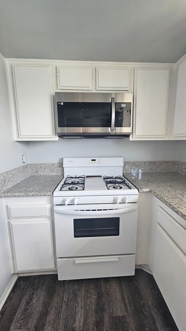 Foto del edificio - 1745 Marine Ave