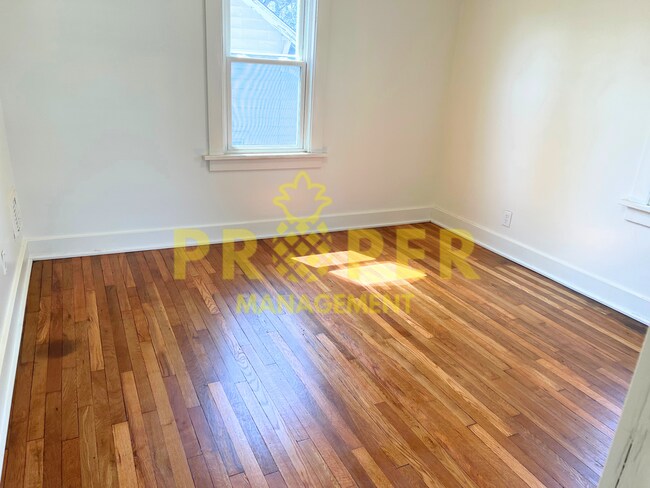 Building Photo - 2 bedrooms 1 bathroom completely updated h...