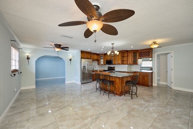 Foto del edificio - 6804 N Hubert Ave