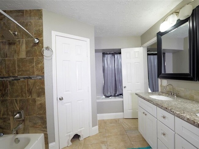 Building Photo - 3 Bedroom Single Family Home in Houston