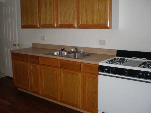 Foto del edificio - 1st Floor Apartment-Parking West End of Yo...