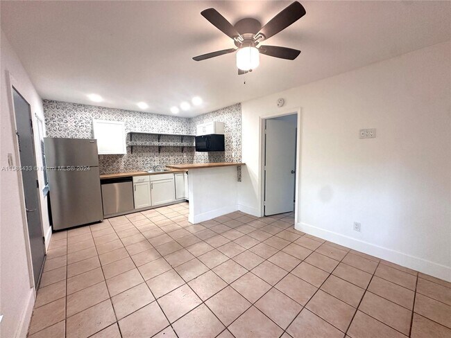 Building Photo - 1430 SW 27th St