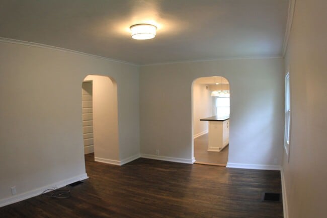 Building Photo - Three Bedroom in Alton
