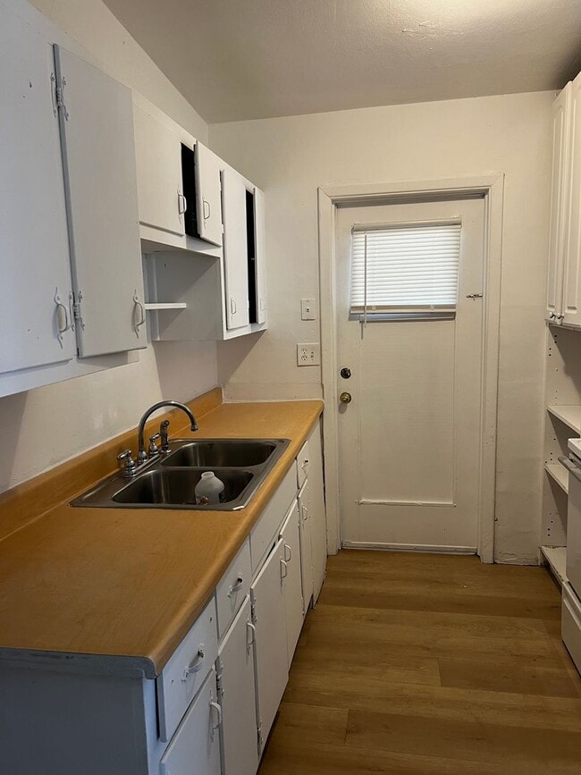 Foto del edificio - Duplex near Bumby/Michigan