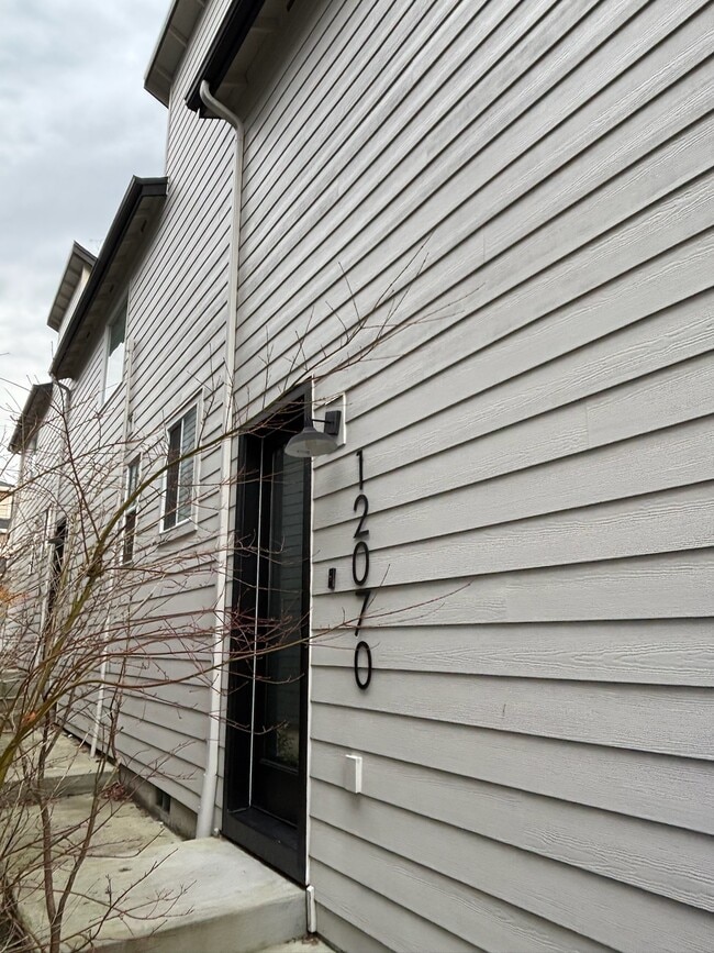 Building Photo - 12070 SE Pine St