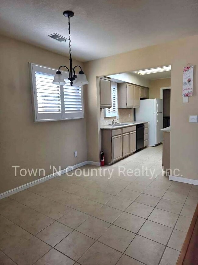 Building Photo - Spacious 2-Bedroom Upper-Level Condo in Sa...