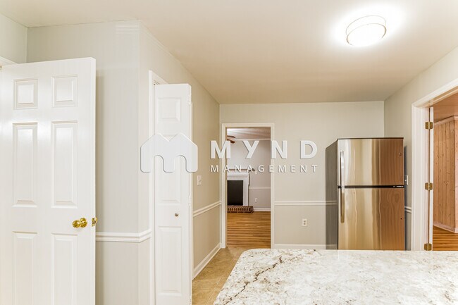 Building Photo - 220 Glaive Dr