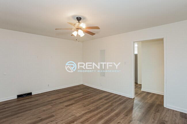 Foto del edificio - 3700 Driftwood Dr