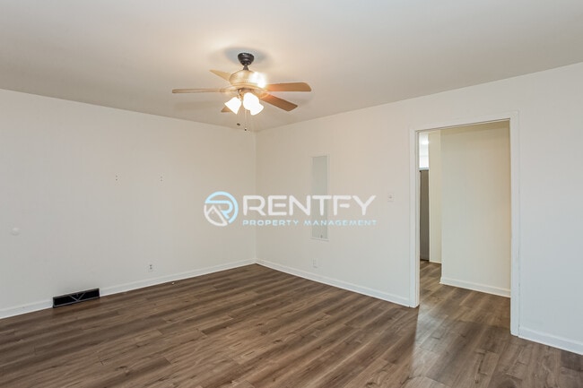 Building Photo - 3700 Driftwood Dr