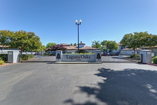 Foto del edificio - 2 bed | 2bath | 1039 SF | Private Garage | Assigned Parking | Owners pays for WS&G!