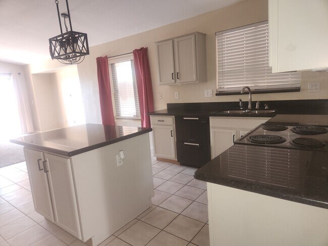Foto del edificio - Spacious Home with Mountain views Near Downtown