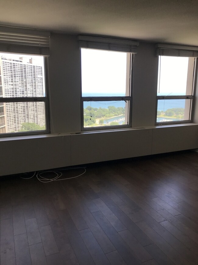 Building Photo - 2626 N Lakeview Ave