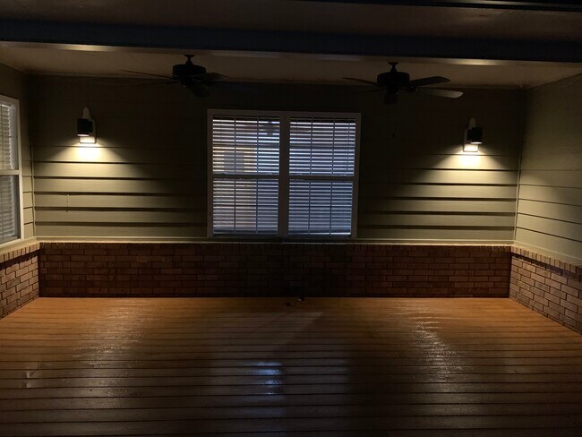 Foto del edificio - 9717 Thistle Ct