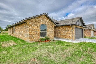 Building Photo - 1016 E Jackrabbit Ln