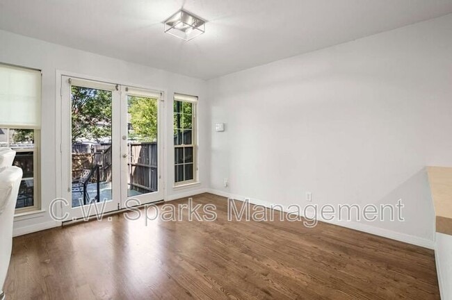 Foto del edificio - 7615 Woodthrush Dr