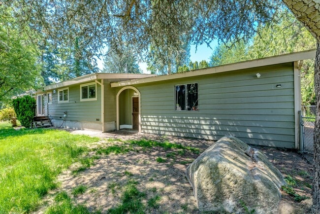 Building Photo - Aubrn 3 Bedroom on Huge Lot!