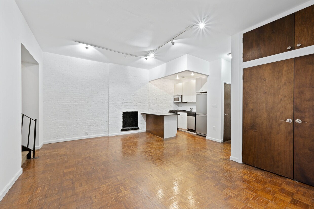 Primary Photo - 220 E 79th St