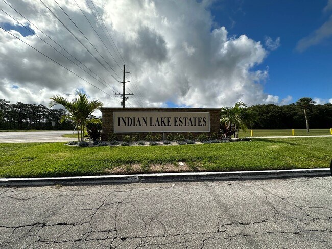 Foto del edificio - Brand new 3 bedroom 2 bathroom home in desired Indian Lake Estates