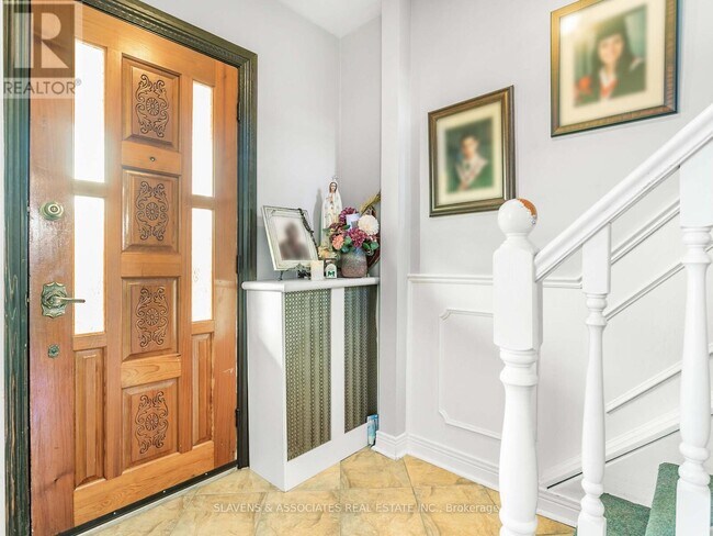 Photo du bâtiment - MAIN AND 2ND FLOOR - 213B BLACKTHORNE AVENUE