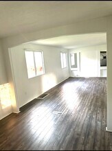 Building Photo - 933 S Pine Lake Rd