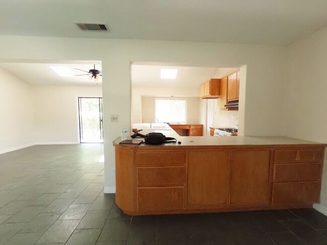 Building Photo - Beautiful Oakhills Home!