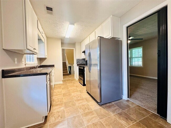 Building Photo - 6150 Mallory Rd