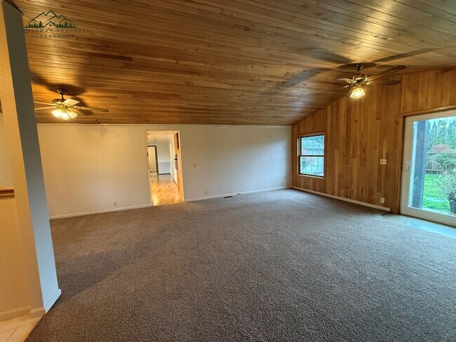 Foto del edificio - Charming 3-bedroom, 2-bathroom manufacture home located in Cottage Grove