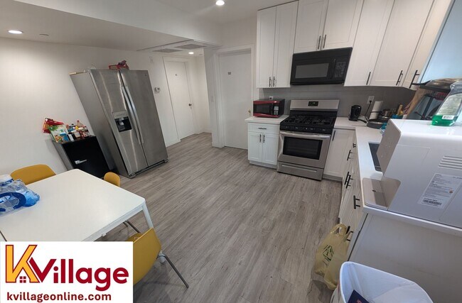 Foto del edificio - FULLY FURNISHED co-living apartment room w...