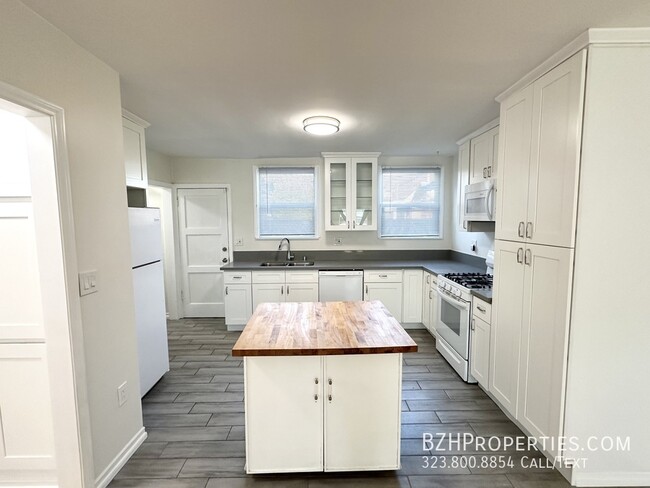 Building Photo - 1Bed 1Bath with In Unit Washer/Dryer and B...