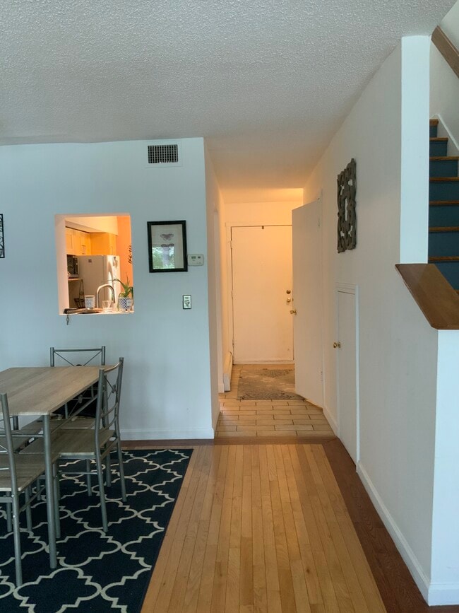 Entry/Dining - 1 Talcott Forest Rd