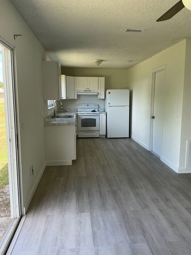 Foto del edificio - EAST  of U S hwy 1.    Interior  fully ren...