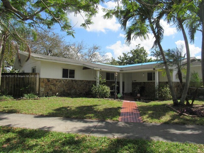 Building Photo - 1601 N Yale Dr