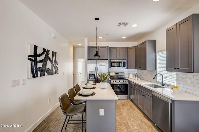 Foto del edificio - 3645 E Earll Dr