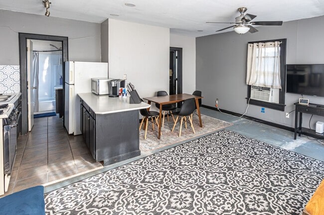 Building Photo - Fully Furnished Apartment in Historic Tracy Park